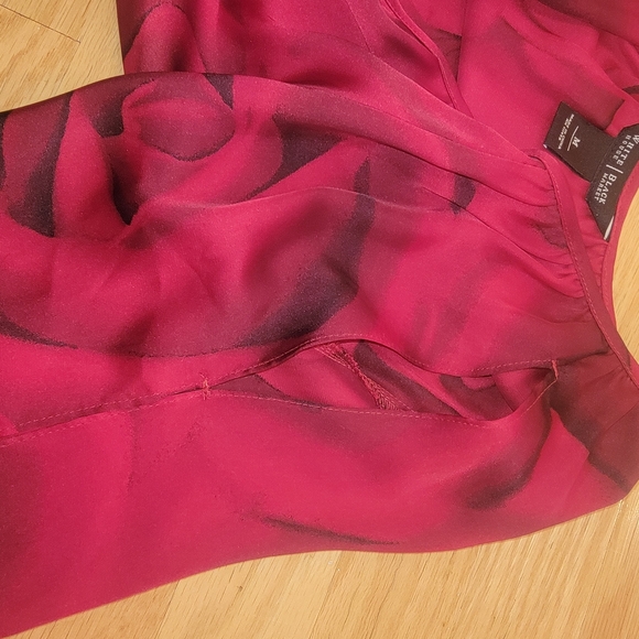 White House Black Market Red Rose Print Blouse – Size M 🌹✨ - Picture 5 of 5